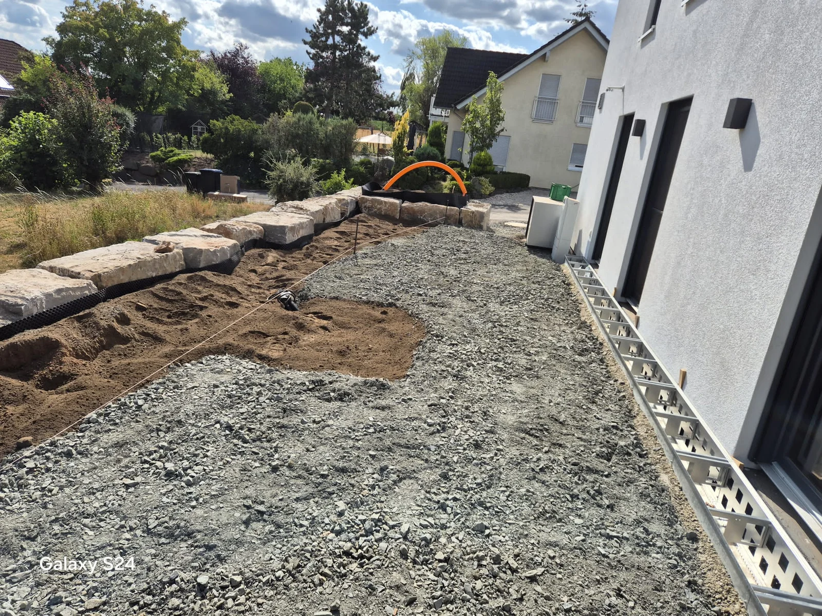 Offene Entwässerungsrinne entlang der Terrassentüren während der Bauarbeiten